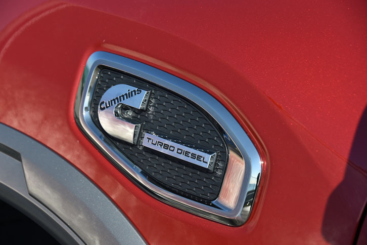 フロントフェンダーに配置されたオーナメントには、エンジンメーカー「カミンズ」の名が記されている。