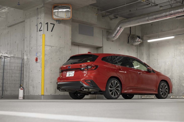 「STI Sport」および「STI Sport EX」には写真の「ピュアレッド」を含む全4色のボディーカラーが用意される。そのほかのグレードは7色展開となる。