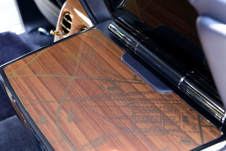 ピクニックテーブルの象眼細工。劇中に登場する金所蔵庫の地図である。