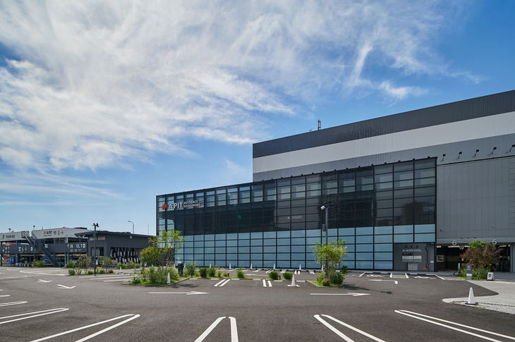 ⑩家族や友人と、愛車で訪れよう
アクセスが良いことに加えて、300台が止められる大規模な駐車場も備えている。ここで待ち合わせて、カー用品やコーヒーを買ってからツーリングに出発するなどさまざまな使い方が考えられる。敷地内にはセルフ洗車場も設置しており、天気がよい日にはにぎわう。