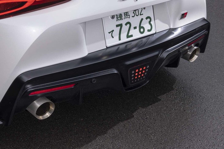 2本出しのマフラーは4気筒の「SZ」「SZ-R」が直径90mmなのに対し、「RZ」では100mmを装備する。