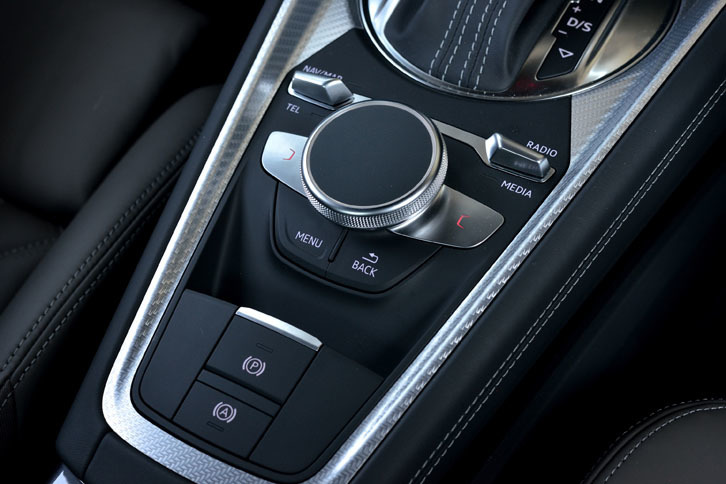 センターコンソールには、インフォテインメントシステム用のスイッチが並ぶ。タッチパッドやダイヤルを組み合わせることで、直感的な操作が可能となっている。