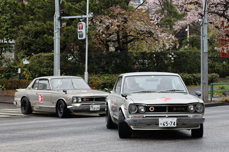 ホテルから2台並んで出ていく通称“ハコスカ”こと1971年「日産スカイライン ハードトップ2000GT-R」。