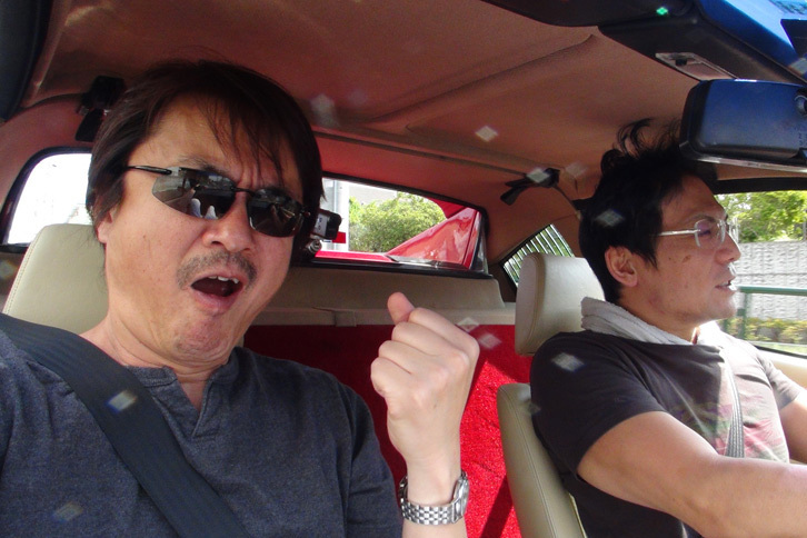 “赤い玉号”試乗中。マフラーのデキの良さに感激する筆者。