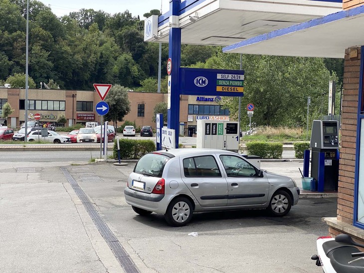 スーパーの真隣にある格安系ガソリンスタンドに滑り込む。もちろんセルフのコーナーだ。