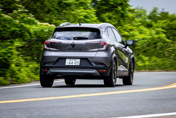 最高出力158PSの1.3リッター直4直噴ガソリンターボエンジンと、同20PSの補助モーター（BSG）、12Vリチウムイオンバッテリーで構成されるマイルドハイブリッド車（写真）のパワートレイン。WLTCモードの燃費値は、こちらのマイルドハイブリッド車が17.4km/リッター、フルハイブリッド車が23.3km/リッターと発表されている。