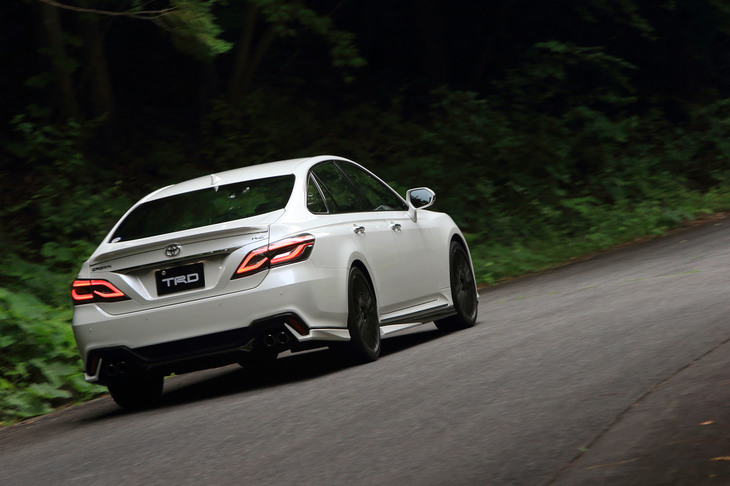 サイクルスポーツセンターの荒れた路面を疾走する「TRDクラウンfor RSボディー」。