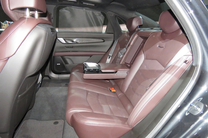 キャデラックCT6 V-SPORT（リアシート）