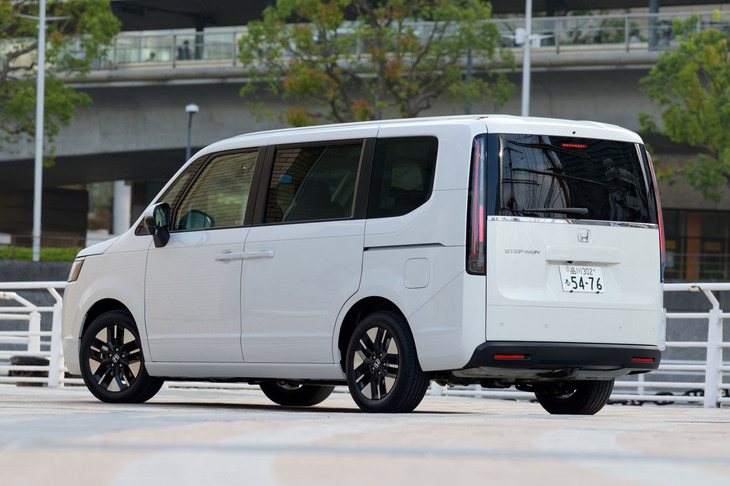 2022年5月に登場した6代目「ステップワゴン」。「オデッセイ」が廃止となったこともあり、新型は国内市場におけるホンダの上級ミニバンとしての役割も担うこととなった。（写真：向後一宏）