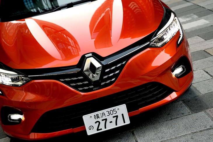 「ロザンジュ」と呼ばれるエンブレムが配置されたフロントフェイス。優れたデザイン性とテクノロジーの融合が表現されている。