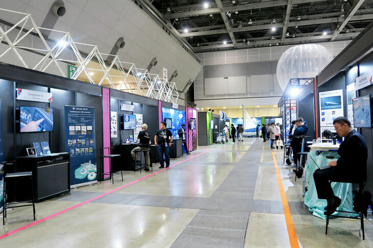 スタートアップの出店エリアは、すなわち商談の場だ。来場者が報道関係者に限られるプレスデーの人通りはまばらだった。