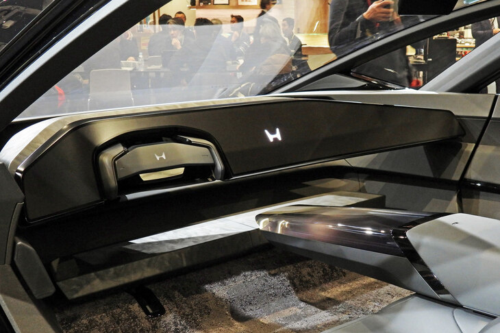 格納状態のステアリングとインストゥルメントパネル。