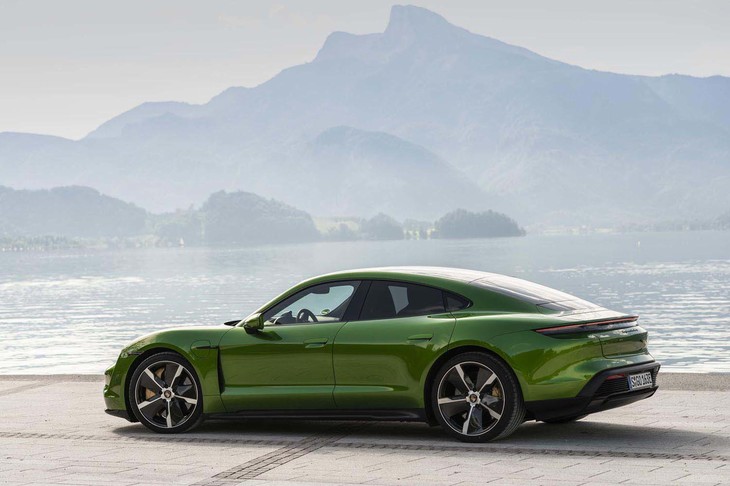 同じポルシェブランドの4ドア・4シーターモデル「パナメーラ ターボ」と比べた場合、「タイカン ターボ／ターボS」の寸法は86mm短く、29mm幅広く、46mm低くなっている。ホイールベースは50mm短い2900mm。