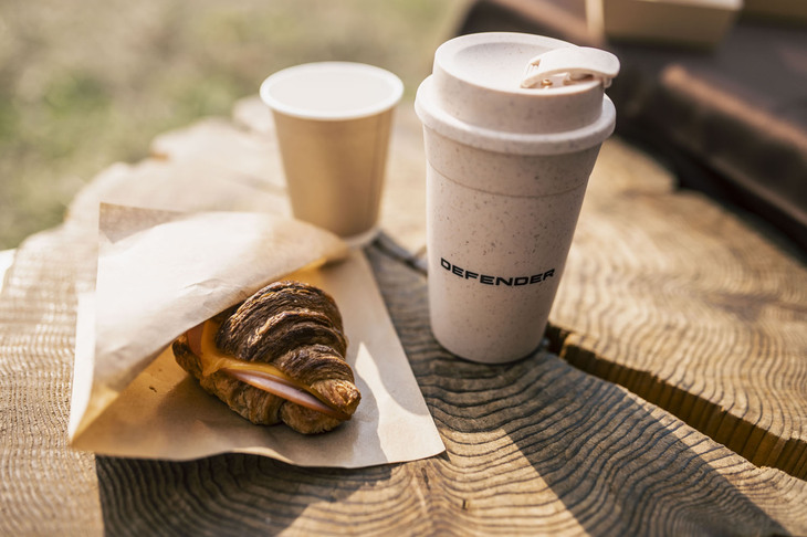 「DEFENDER ＆ BREAKFAST」の参加者には朝食と「DEFENDER」のロゴ入りタンブラーが提供された。タンブラーはリサイクルプラスチックでつくられている。