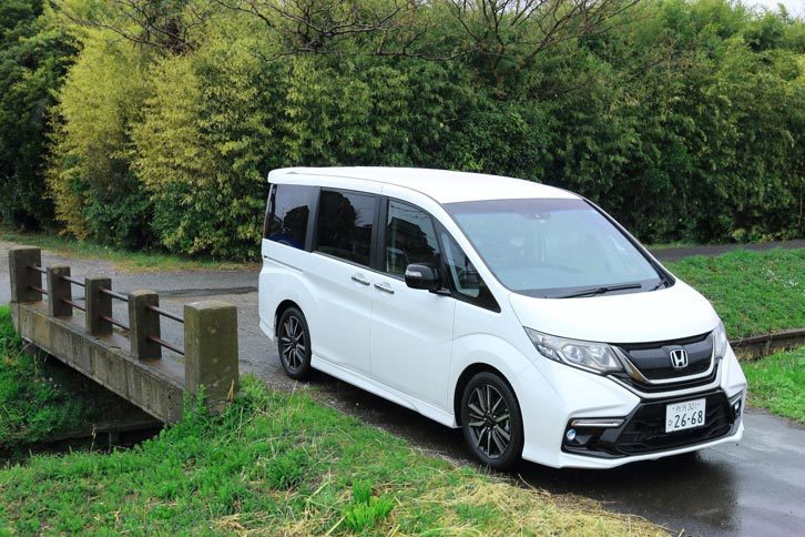 ボディーカラーには「ホワイトオーキッド・パール」と「プレミアムスパークルブラック・パール」「プレミアムスパイスパープル・パール」の3色が用意される。