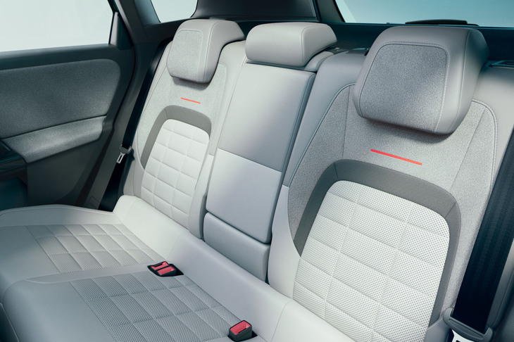 リアシートは、個別にリクライニングと座面のスライドが可能だった従来型の3座独立タイプから、一般的な3人掛けシートに変更された。