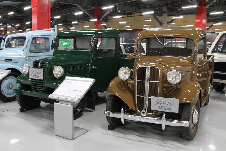 右は1938年「ダットサン17T型トラック」。シャシーは「17型セダン」や「フェートン」などの乗用車と基本的に同じで、エンジンは最高出力16psを発生する直4サイドバルブ722cc。サイズは全長が3020mm、全幅は360cc規格時代の軽自動車より細い1197mmと実にコンパクト。左は1947年「ダットサン・トラック2225型」。基本構造は戦前型と同じだが、戦後間もない頃の物資不足を反映して簡素な作りとなっている。