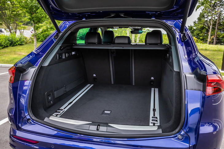48Vマイルドハイブリッドシステムを搭載する「グレカーレ モデナ」の荷室容量は535リッター。床下にサブトランクも設置されている。アルミニウムトランクシルやトランクカーゴレールは7万円の有償オプション「トラベルパッケージ」に含まれるアイテム。