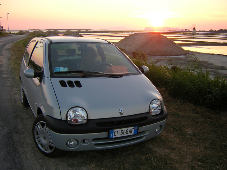 シチリアで借りた「トゥインゴ」のレンタカー。トラパニの塩田にて。