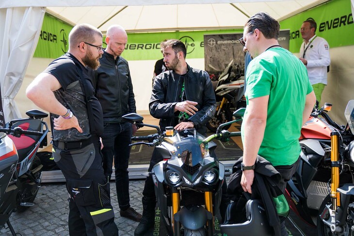 イベントにはイタリアトップの電動バイクブランド、ENERGICA（エネルジカ）も参加。試乗会は常に“待ち”の状態が続く人気ぶりで、いままでと違うスイッチ操作やモード変更などの説明を聞く参加者の真剣な表情と、帰ってきたときの満面の笑顔が印象的だった。