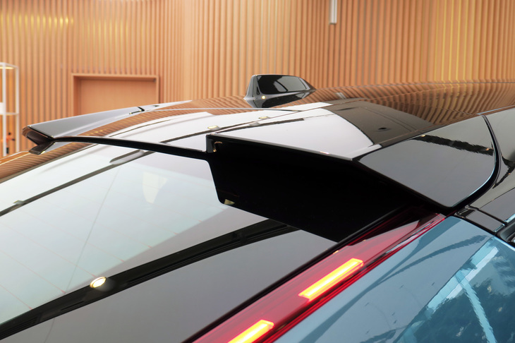 ボルボC40リチャージ（ルーフスポイラー）