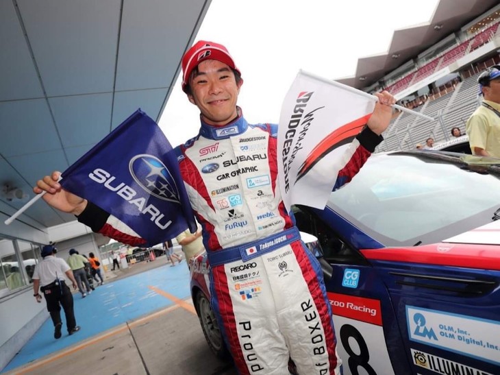 チェッカーを受け「BRZ」から降りた直後の井口選手です。CG ROBOT RACING TEAMの表彰台獲得は昨2018年の十勝大会以来、約1年ぶりとなります！
