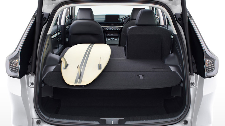 荷室のフロアレベルは変更可能。後席の背もたれを倒すことで、長尺物の積載にも対応できる。