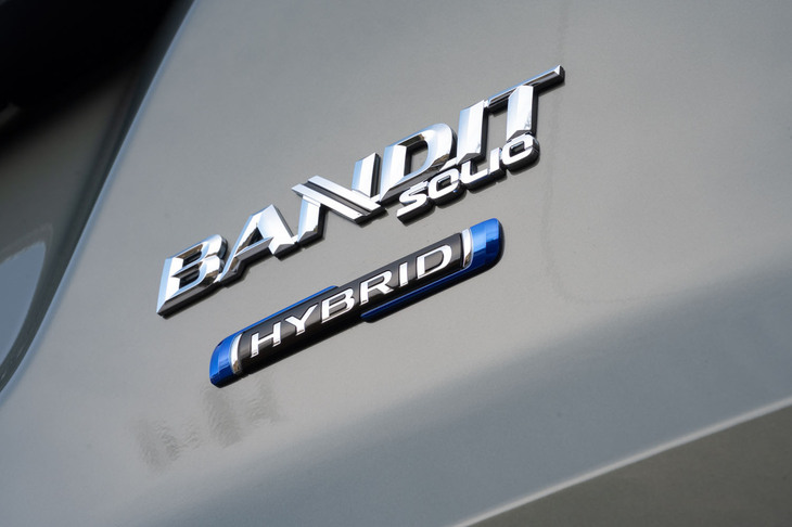 車体を飾るハイブリッドバッジは、MHEVではシルバー基調、HEVでは黒基調（写真）のデザインとなる。