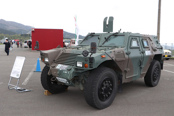 陸上自衛隊で活躍する車両を展示した「自衛隊装備コーナー」は、移動する姿を見かけることしかない専用車両をじっくり鑑賞することができる貴重な機会とあって、子供も大人も夢中に。写真は「軽装甲機動車」。全長4.4m×全幅2.04m×全高1.85mとミッドサイズカー並みの大きさではあるが、迫力満点。危険な地域で行動するための車両であり、頑丈な装甲で乗員を守る。小松製作所の製造だ。