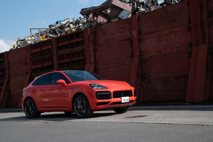 オプションの「ポルシェダイナミックシャシーコントロール（PDCC）」は左右2分割のスタビライザーを48Vの電子制御で引っ張ったり緩めたりすることで車両をフラットにコントロールする。