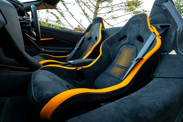 高いホールド性を備えたレーシングシートは、カーボンファイバーシェルを用いることで軽量化も追求。「アルカンターラ」の表皮にはレーザーによるパンチング加工が施されており、下地のオレンジがグラデーション状に浮き出ている。