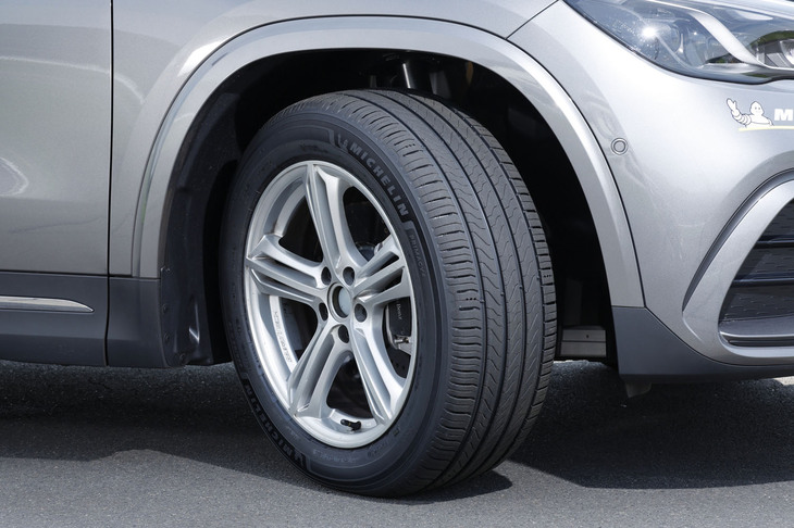 18インチサイズ以上の「プライマシー5」には、サイドウォールデザインに上質な黒とベルベットを思わせる高級のある「プレミアムタッチ」を採用。0.1mm単位まで調整した表面の造形が光の反射量を少なくし、タイヤをより黒く美しく見せる仕上げをセリングポイントとする。たかがサイドのデザインと軽視しがちだが、その質感の違いは顕著である。