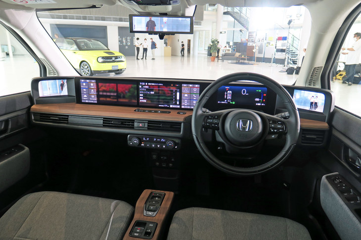 インストゥルメントパネルの左右いっぱいに広がったモニターが特徴的な「ホンダe」のインテリア。デザイン的に斬新なだけでなく、量産プロダクトとしての耐久性も確保しつつ開発されている。