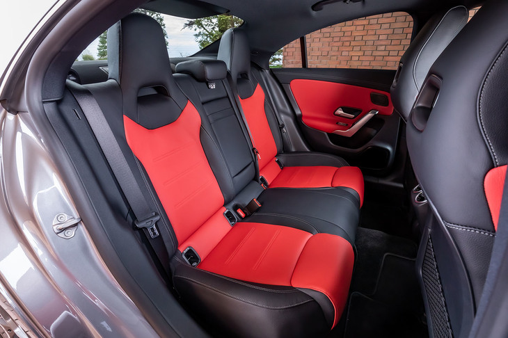 後席の背もたれは40：20：40の分割可倒機構を備える。先代比でヘッドルーム部分が3mm、肘部分が44mm、肩まわりのスペースが22mm拡大しているという（数値は欧州仕様車のもの）。