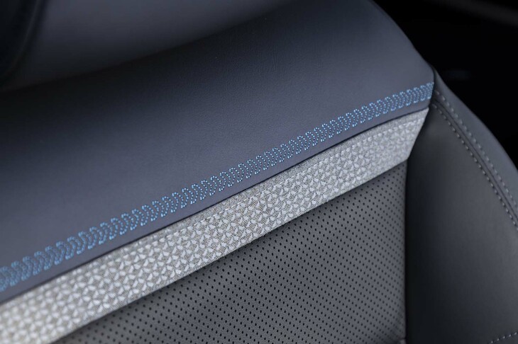 シートの背もたれには後発の「C5 X」と同じダブルシェブロンをかたどったステッチが追加された。