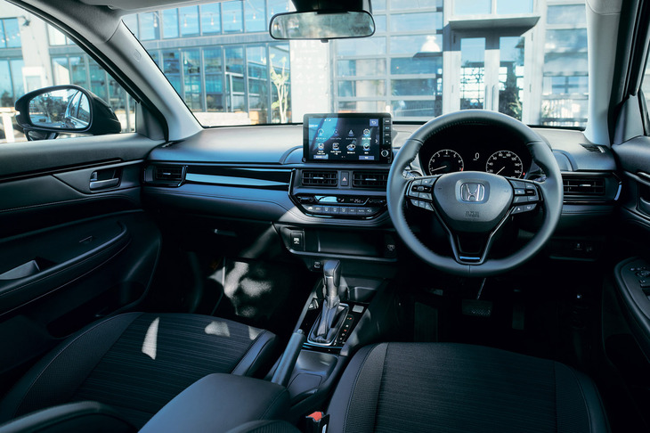 「Z＋」グレードにラインナップされた特別仕様車「ブラックスタイル」のインテリア。ピアノブラック調のガーニッシュが組み合わされたブラックステッチ仕立ての本革巻きステアリングホイールのほか、同じくピアノブラック調のドアライニングガーニッシュやエアコンアウトレットガーニッシュなどで内装をグレードアップしている。