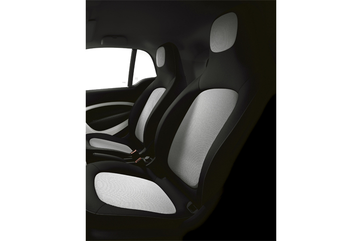 「スマート・フォーツー エディション2」の室内。内装色はブラック／ホワイト。シート表皮はファブリック。「ディープブラック」と「イエロー」の外装色と組み合わされる。