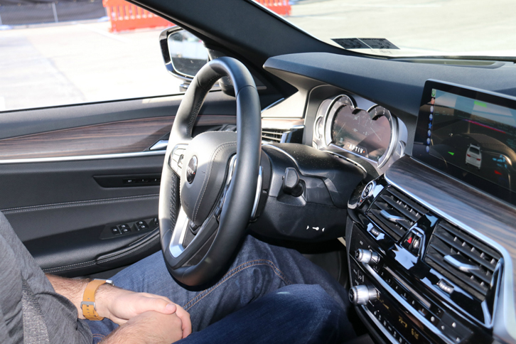 アプティブの自動運転車のダッシュボード。念のためオペレーターが運転席に座り、後方には伴走車がついていた。