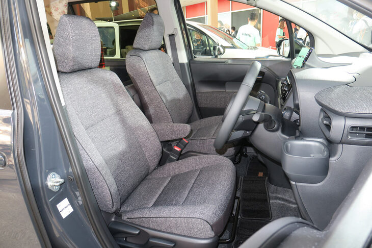 トヨタ・シエンタ ハイブリッドZ 7人乗り（1列目シート）