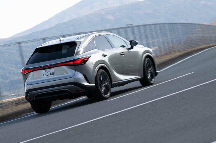 足まわりはフロントがストラット式でリアがマルチリンク式。全グレードのなかで「RX350“バージョンL”」のFWD車だけ可変ダンパー「AVS」が備わらない。