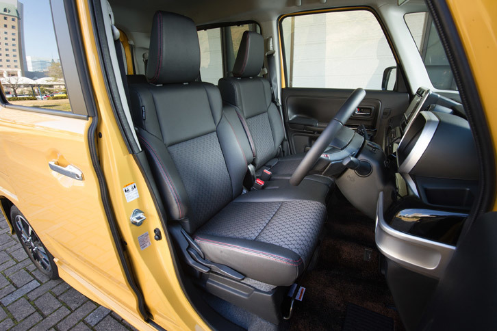 「スペーシア カスタム」のシートは、表皮にレザー調素材を採用。シート中央のグレーがかった部分には、格子模様がデザインされている。