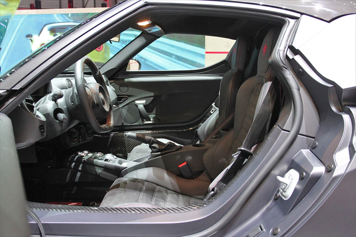 アルファ・ロメオ4Cクーペ コンペティツィオーネ（シート）