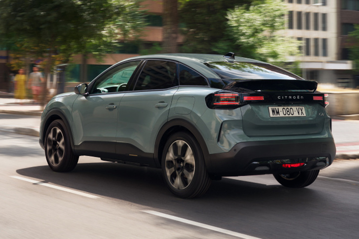 パワーユニットには、最高出力136PSの1.2リッター直3ガソリンターボエンジンと電動モーターを内蔵した6段DCT、容量897.9Whの48Vバッテリーを組み合わせたマイルドハイブリッドシステムを採用。