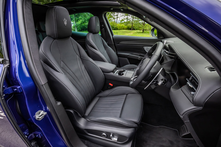 写真の内装色は「ネロ／グリジオ」と呼ばれるもの。シートは上質なレザー仕立てで、試乗した車両のヘッドレストには、エンボス加工されたマセラティのエンブレムロゴが入っていた。このエンブレムロゴは無償で有無が選択できる。