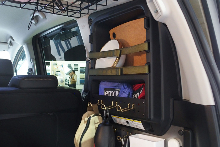 ホンダ・フリード クロスター（トランクサイドボックス）