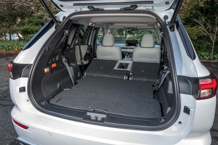 2列目シートを前に倒した状態。荷室長は2040mmにも達する。