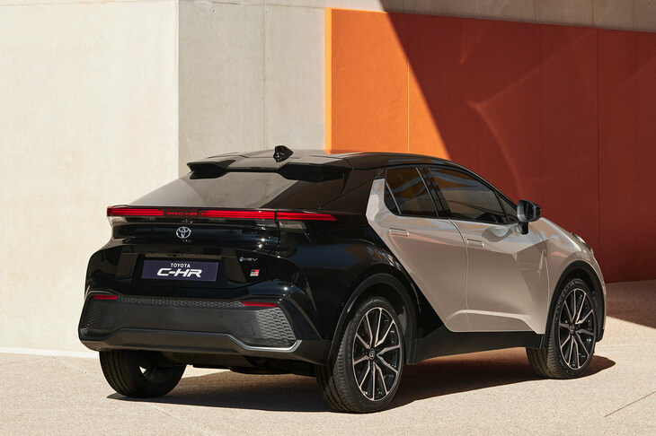 高めの位置にマウントされた、水平基調のリアコンビランプが目を引く。その中央には「TOYOTA C-HR」というロゴが添えられる。
