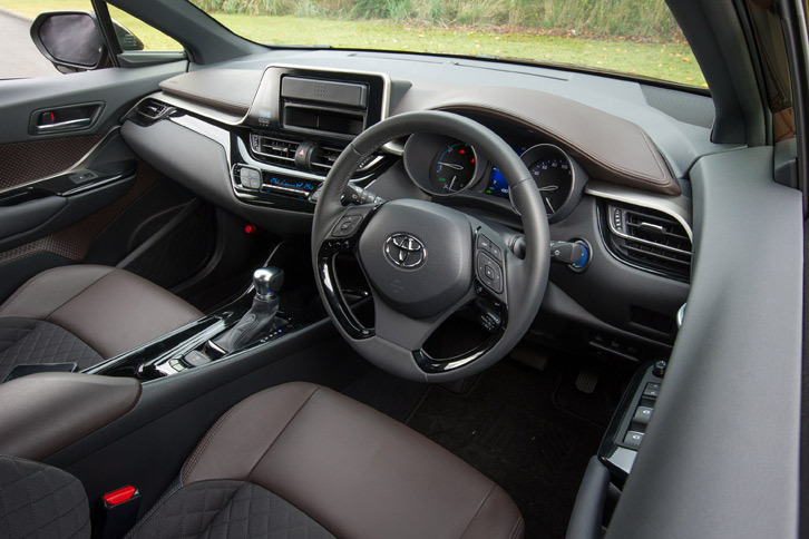 インストゥルメントパネルは横基調のデザインとしつつ、センタークラスターを運転席側に傾けることでスポーティー感を表現。内装色には「ブラック」と「リコリスブラウン」の2色が用意される。写真は「G」グレードのインテリア。