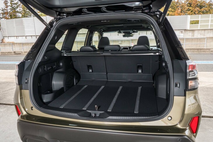 ラゲッジスペースは開口幅1250mmの大きなテールゲートが自慢。ユーティリティーナットやキックセンサー式の電動オープナーを備えるなど、便利な機能・装備も充実している。写真は「X-BREAK S：HEV EX」。