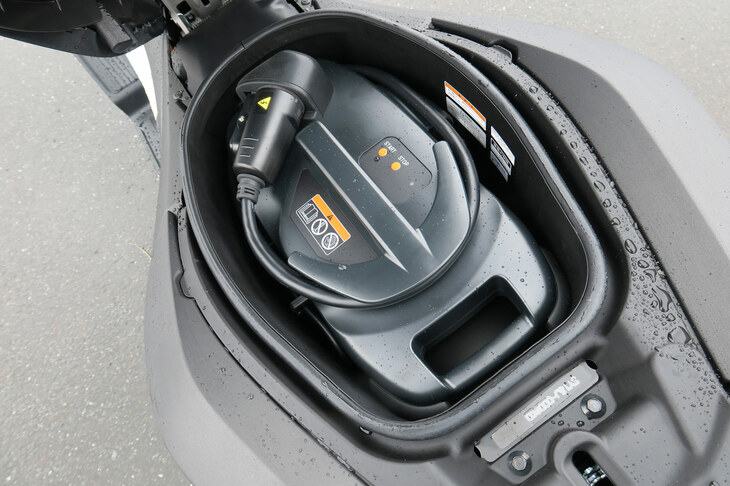 シート下に搭載可能なポータブル充電器。100V電源を使い、約14時間でバッテリーを満充電にできる。